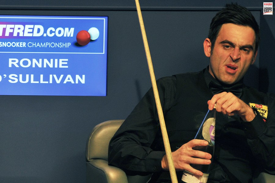 [流言板]前场球？约翰逊突破上篮后球自己碰出界，最后判罚前场球.